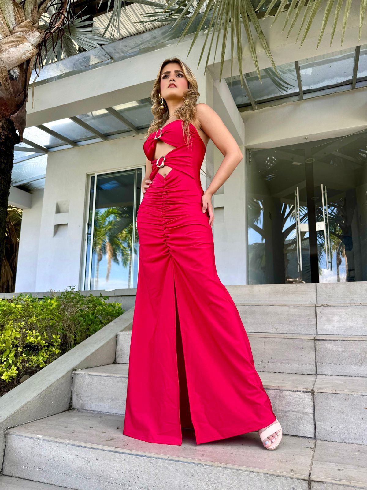 Vestido con Abertura frontal y detalles dorados